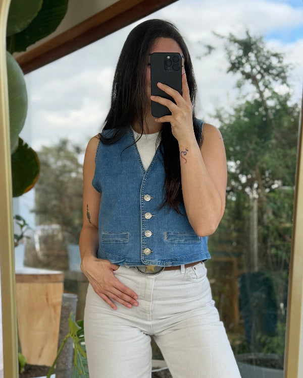 Outfit completo con Vest Denim Oporto en espejo