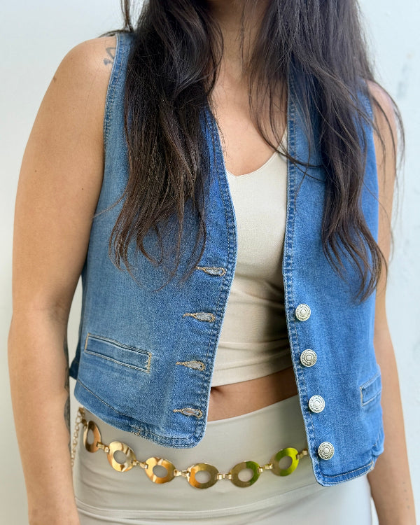 Chaleco jeans sin mangas visto desde el frente