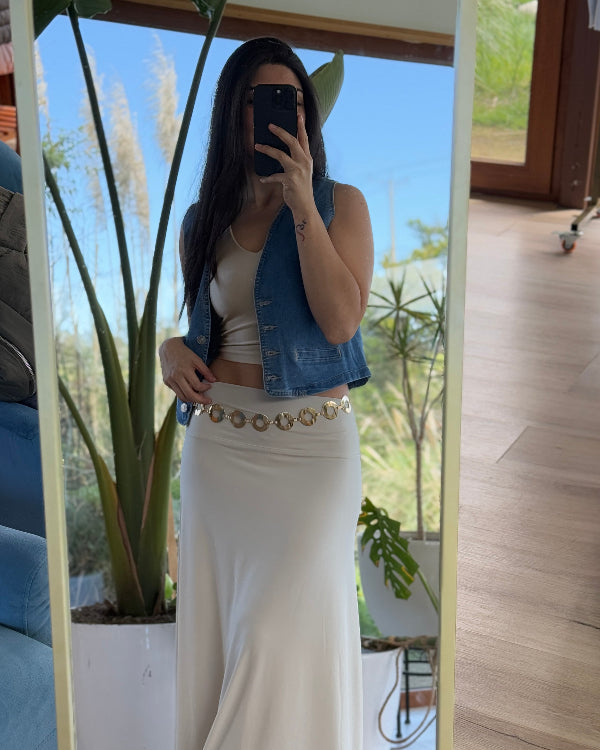 Mujer usando Vest Denim Oporto con falda clara