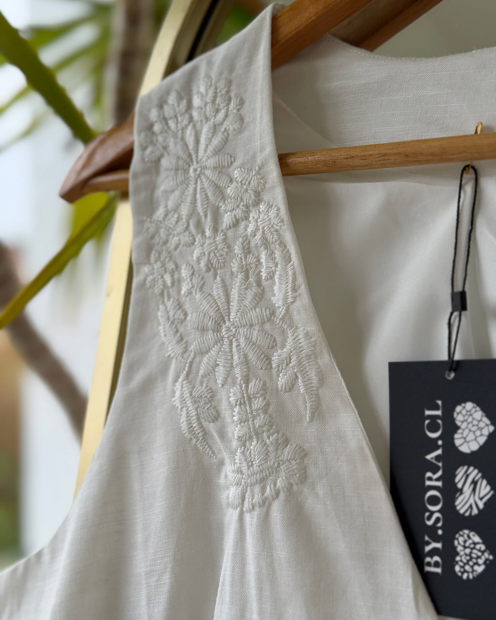 Detalle del bordado del vest de lino color blanco